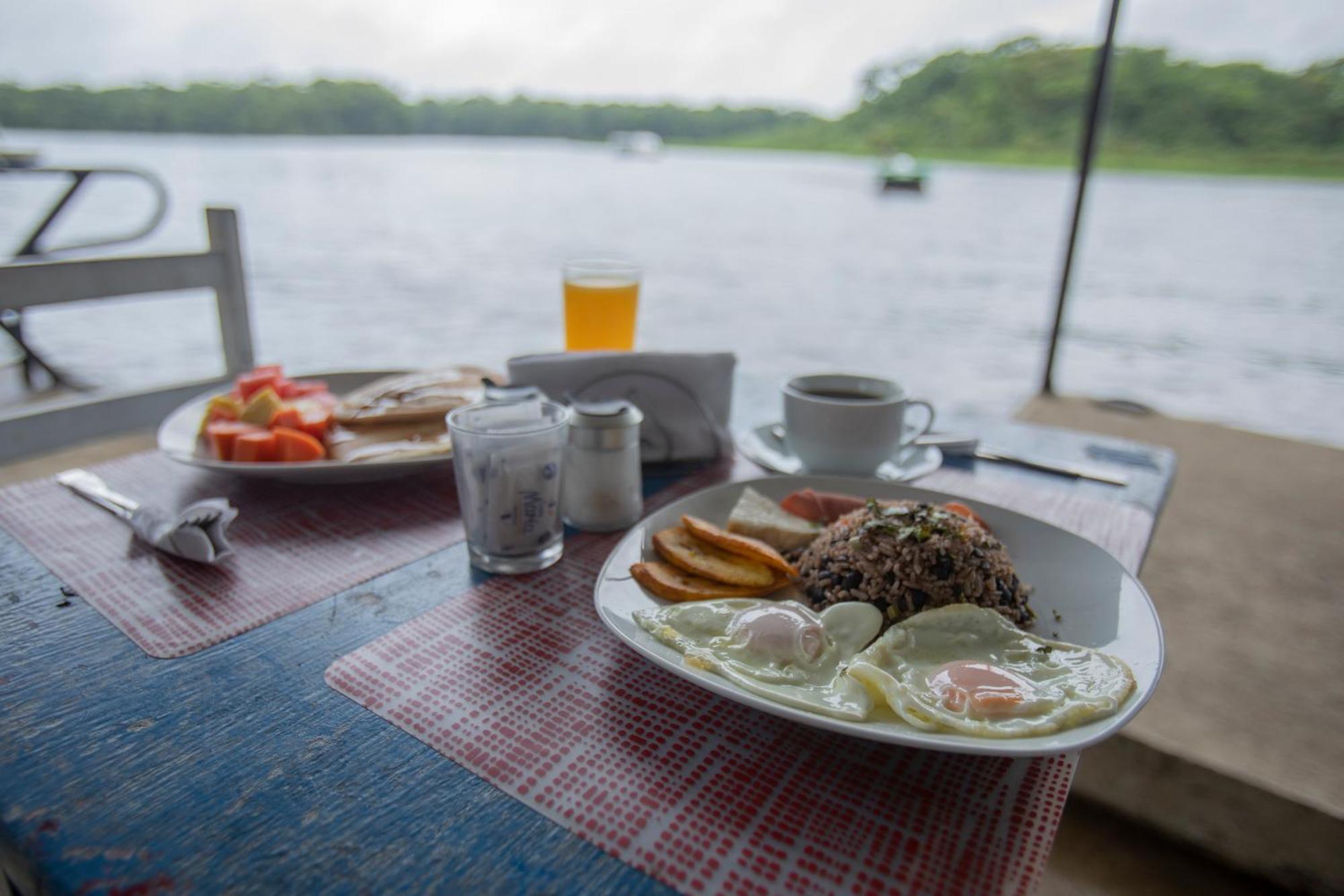 Hotel Pura Natura Riverside Tortuguero Bagian luar foto